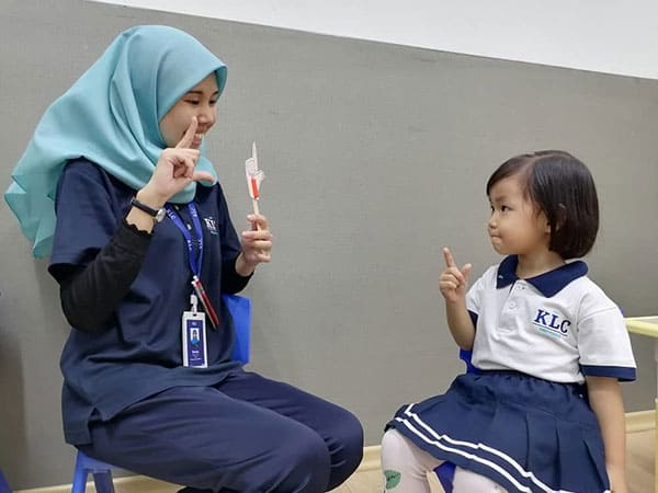 Benefits of using sign language as you teach
